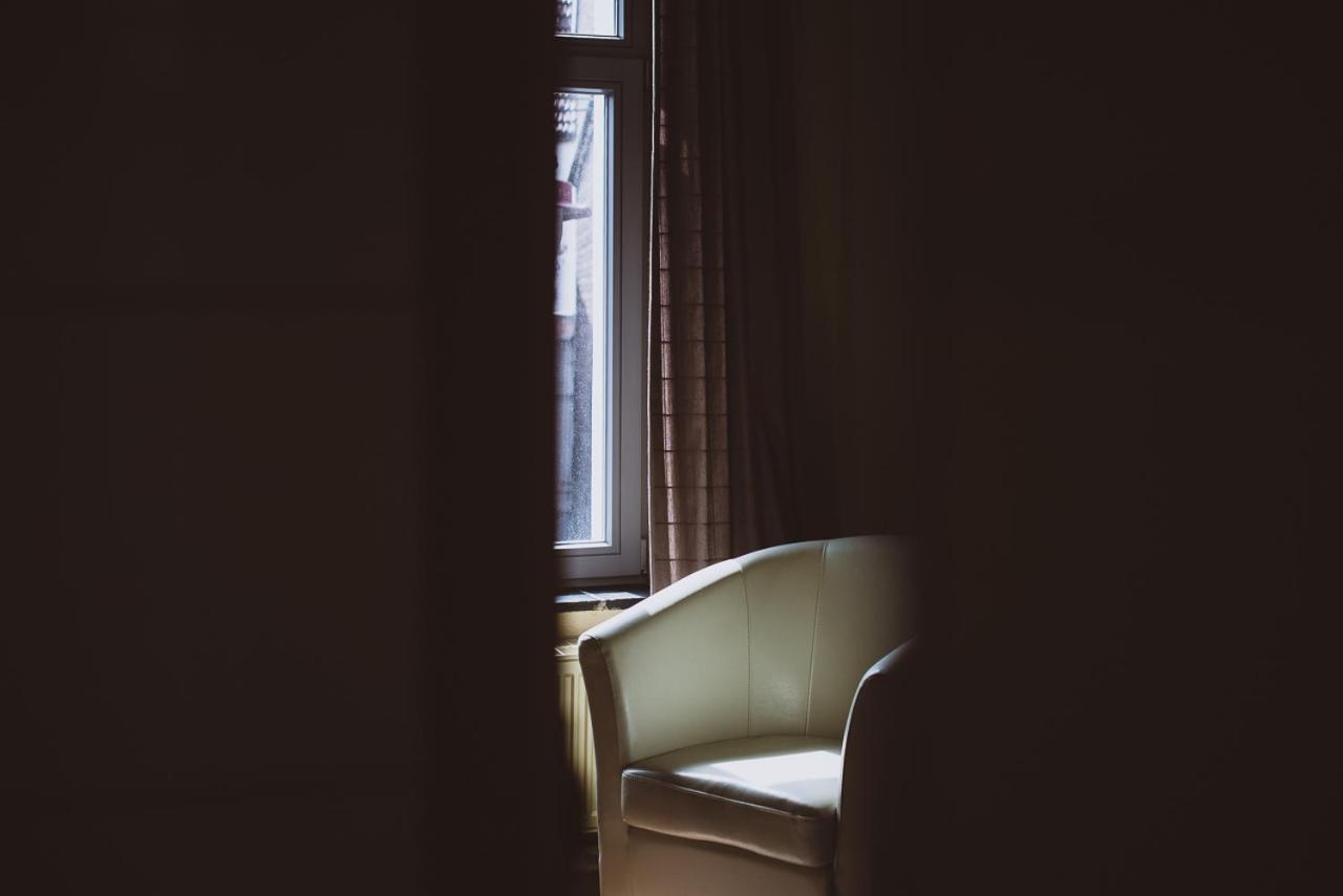 Bever Poeziehotel Surplace - 15 Min Van Pairi Daiza & Industriezone Ghislenghien מראה חיצוני תמונה